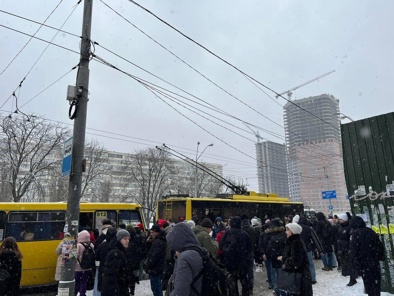 Відбулася розгерметизація: у Києві терміново закрили рух поїздів метро на частині синьої гілки. Відео