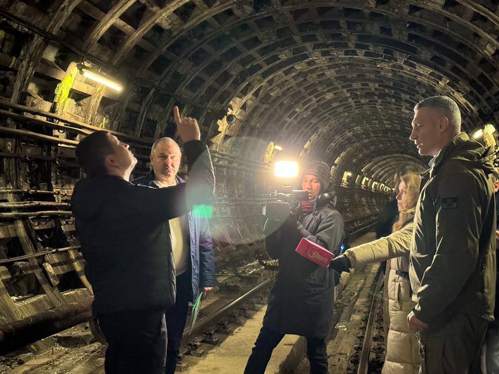Кличко показал закрытый тоннель метро: названы возможные причины ЧП на синей ветке подземки. Видео