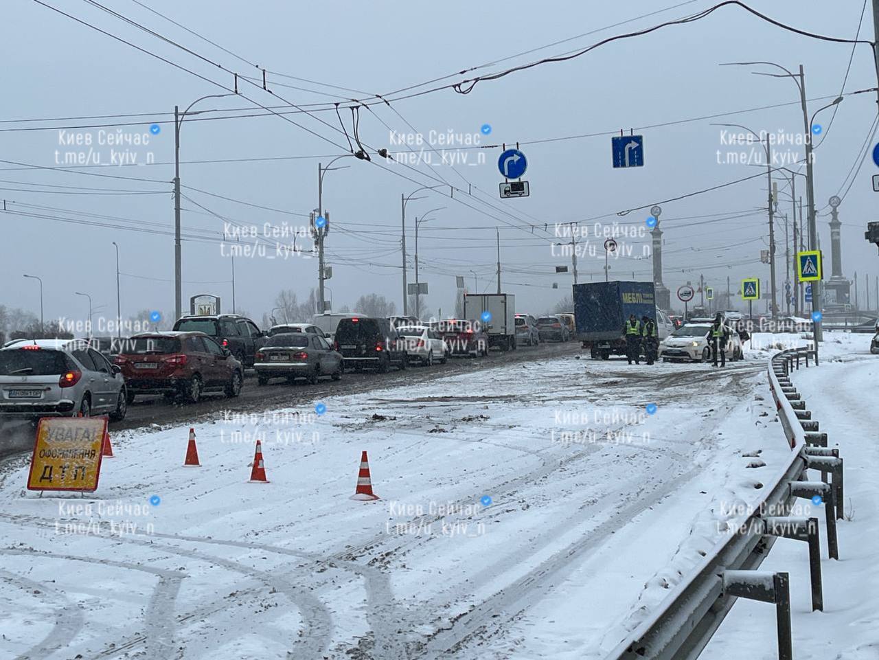 В Киеве столкнулись два грузовых автомобиля: на проспекте Соборности возникла большая пробка. Фото и видео