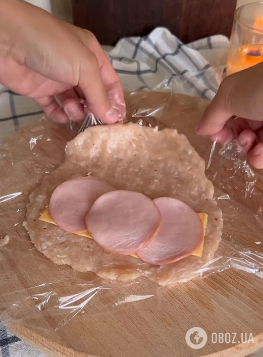 Хрусткі ззовні та соковиті всередині: як приготувати смачні курячі котлети на обід 