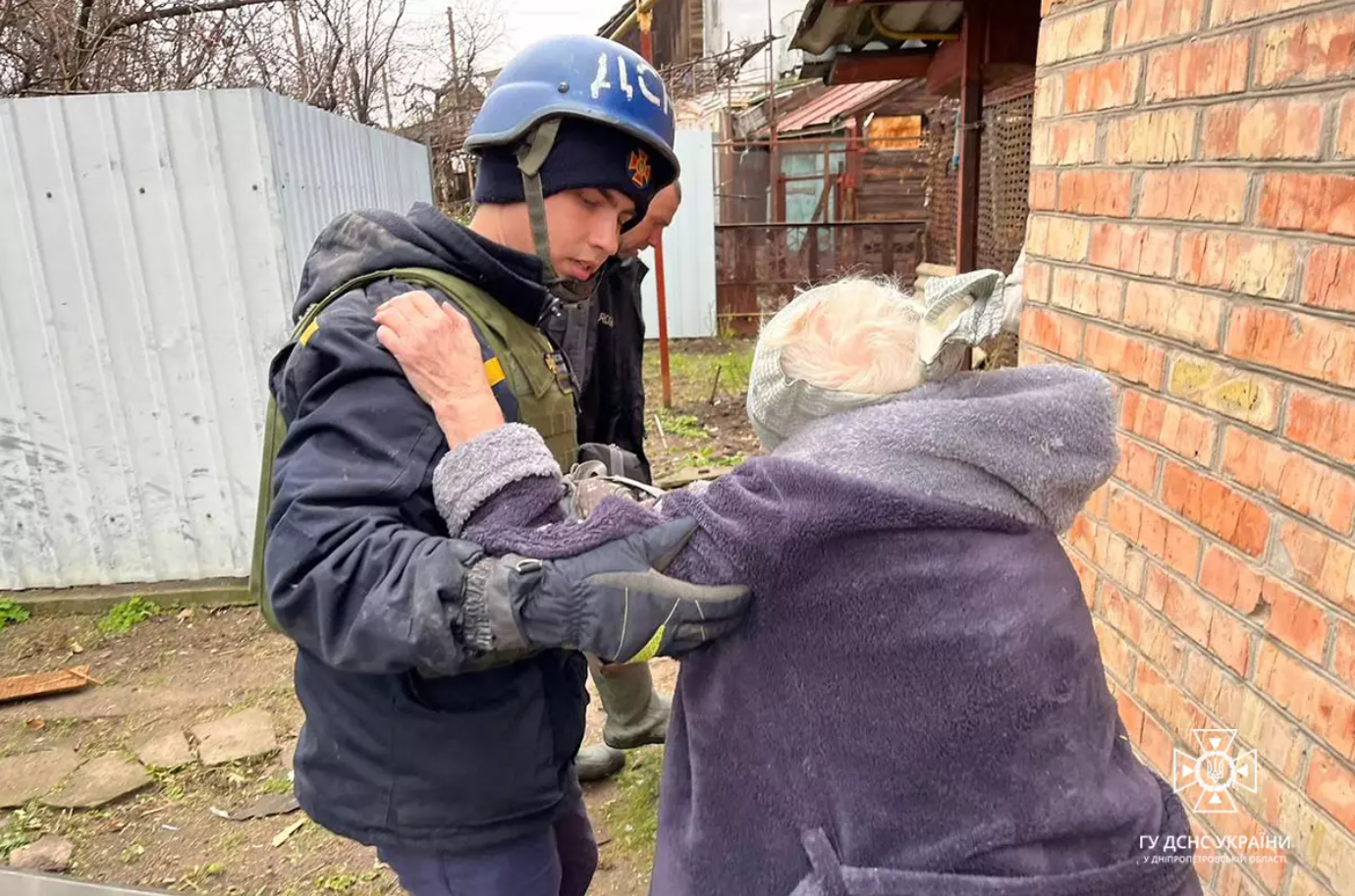 У Нікополі врятували жінку з-під завалів будинку, в який влучив російський снаряд. Фото