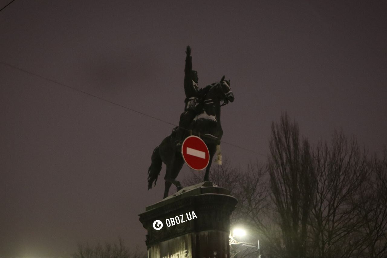 У Києві демонтували пам'ятник Миколі Щорсу: що з ним буде далі. Фото