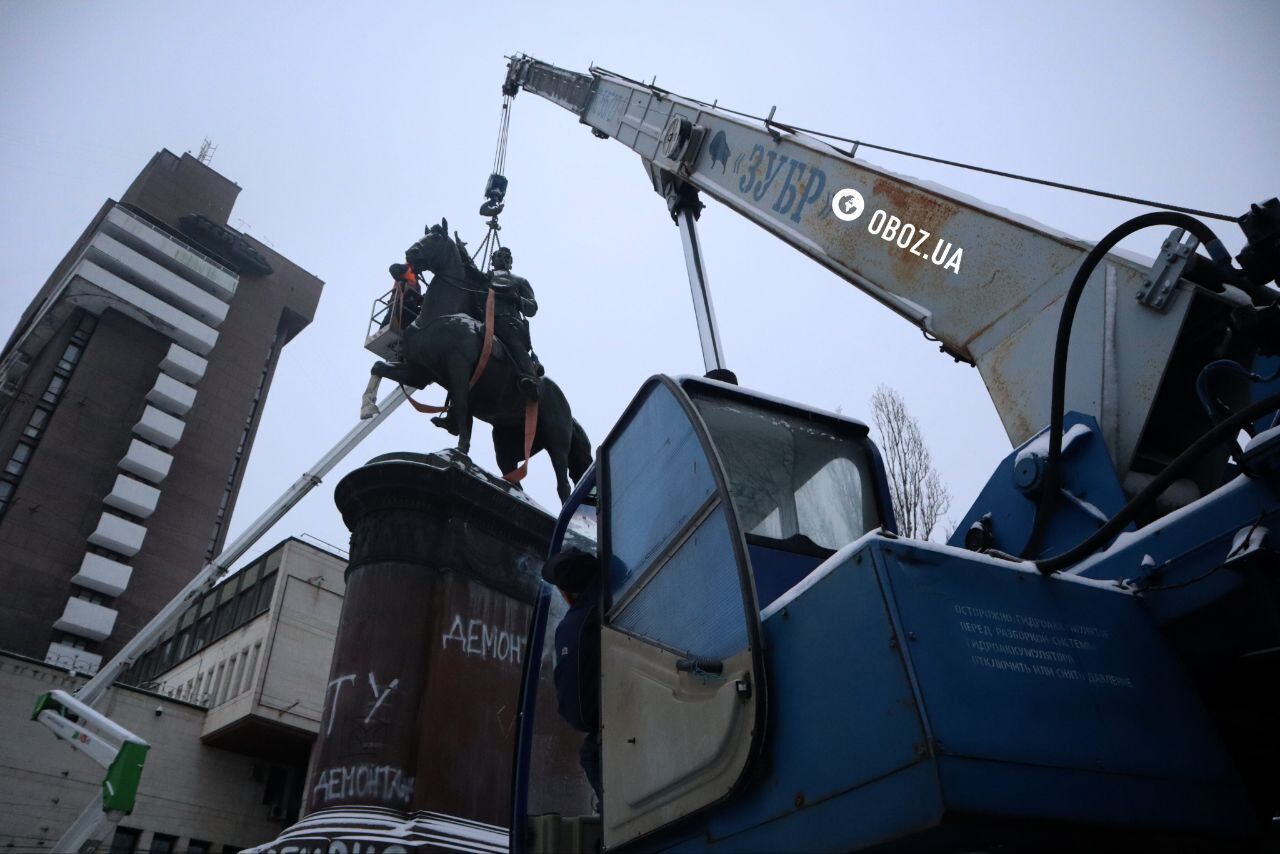 В Киеве демонтировали памятник Николаю Щорсу: что с ним будет дальше. Фото