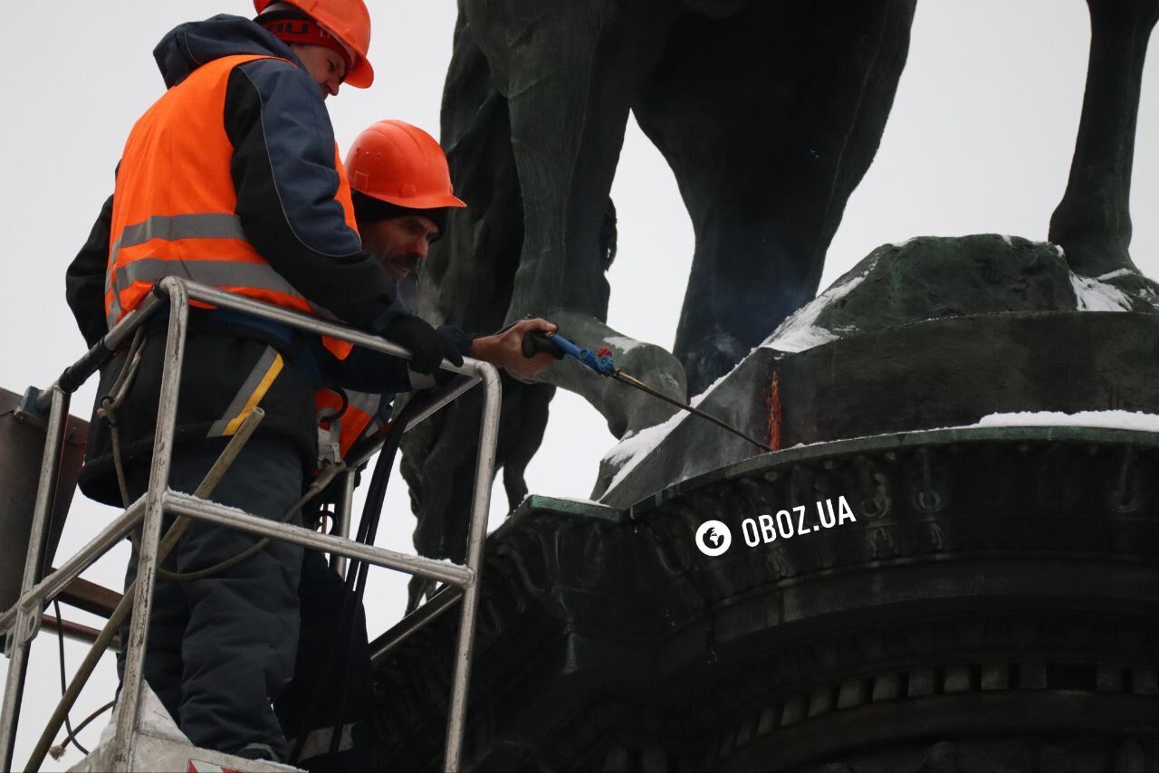 У Києві демонтували пам'ятник Миколі Щорсу: що з ним буде далі. Фото