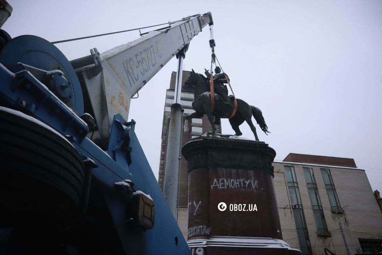 В Киеве демонтировали памятник Николаю Щорсу: что с ним будет дальше. Фото