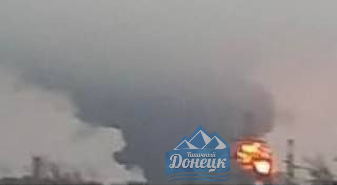 В Макеевке слышали взрывы, после которых вспыхнул сильный пожар: фото