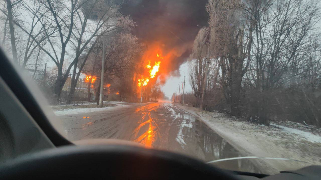 У Макіївці чули вибухи, після яких спалахнула сильна пожежа: фото