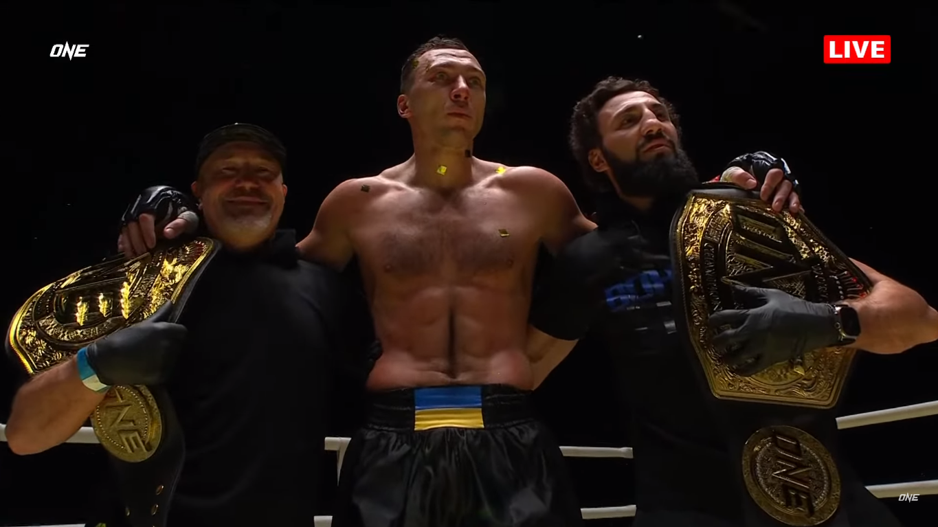 Український суперваговик брутальним нокаутом у другому раунді завоював титул чемпіона світу з тайського боксу. Відео