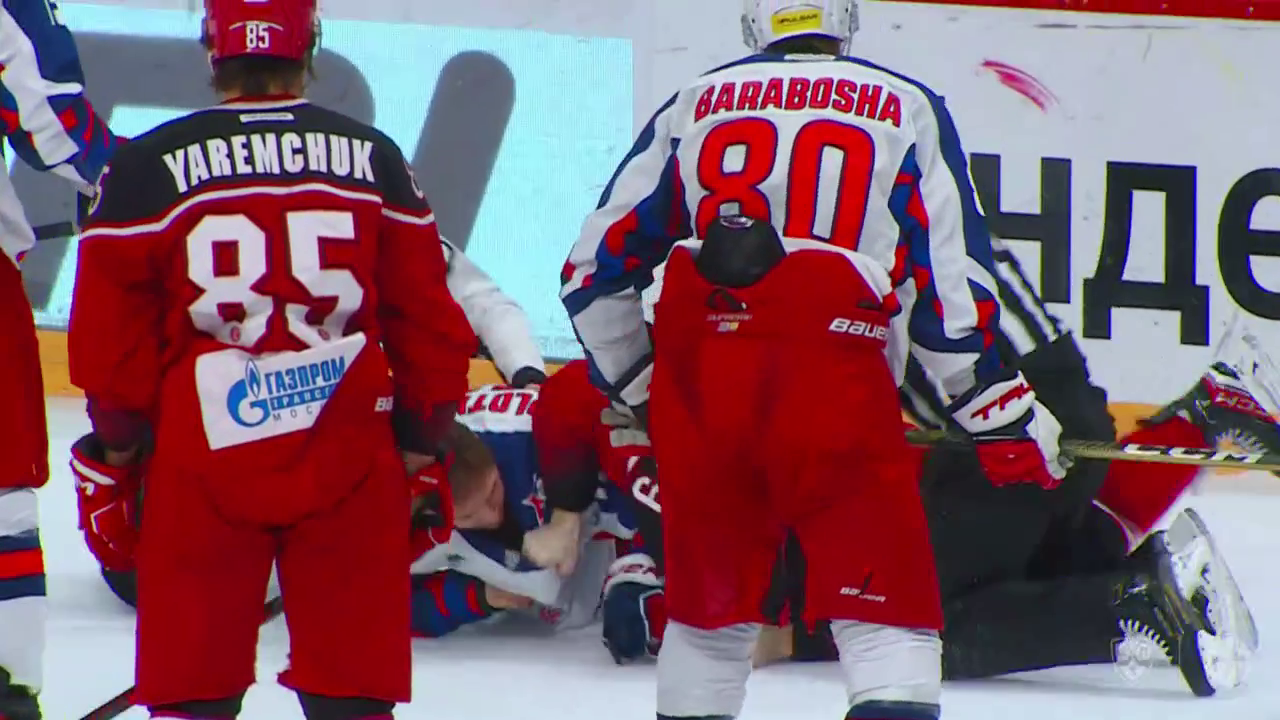 Канадец отправил российского хоккеиста в нокдаун за подлый поступок на матче КХЛ. Видео
