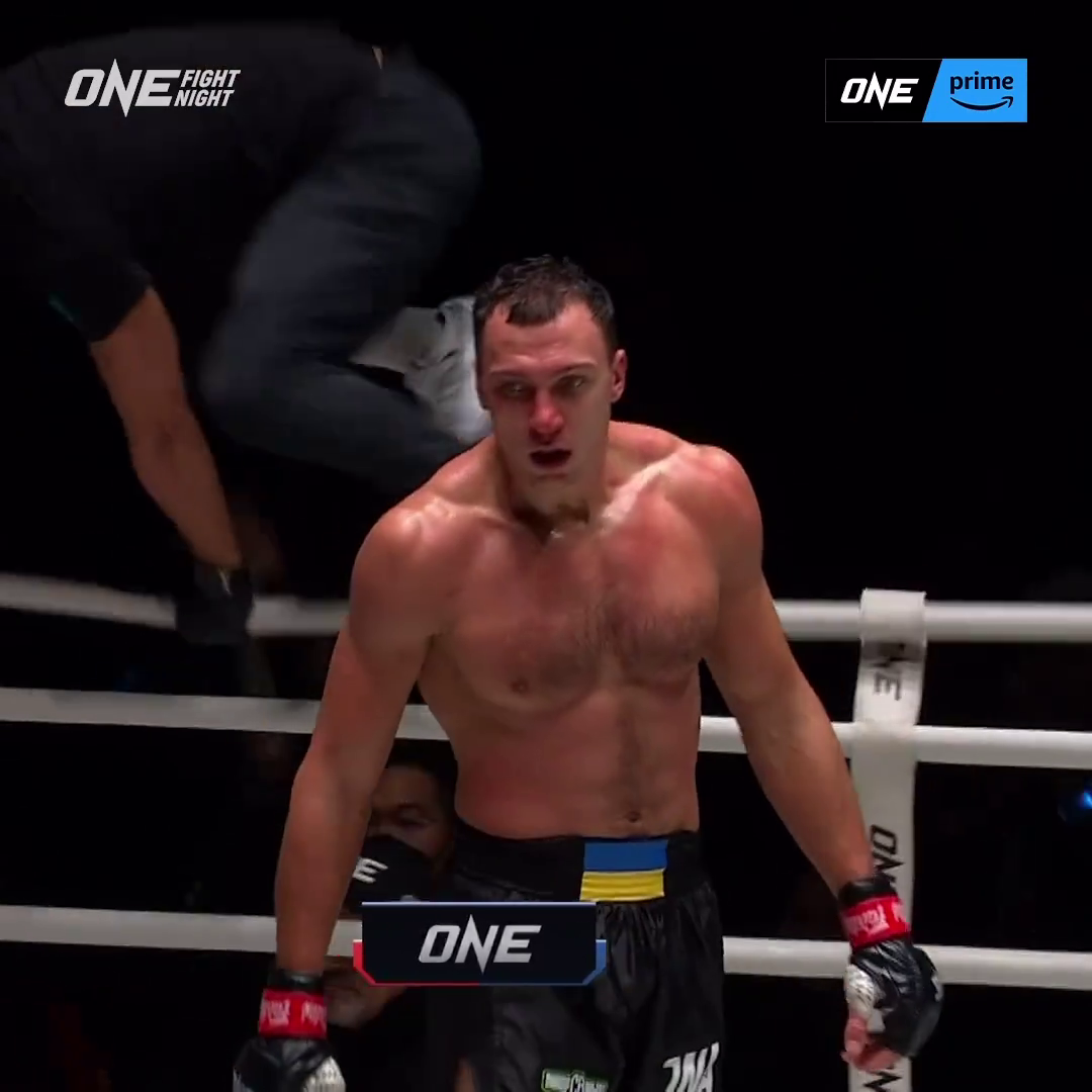Украинский супертяж брутальным нокаутом во втором раунде завоевал титул чемпиона мира по тайскому боксу. Видео