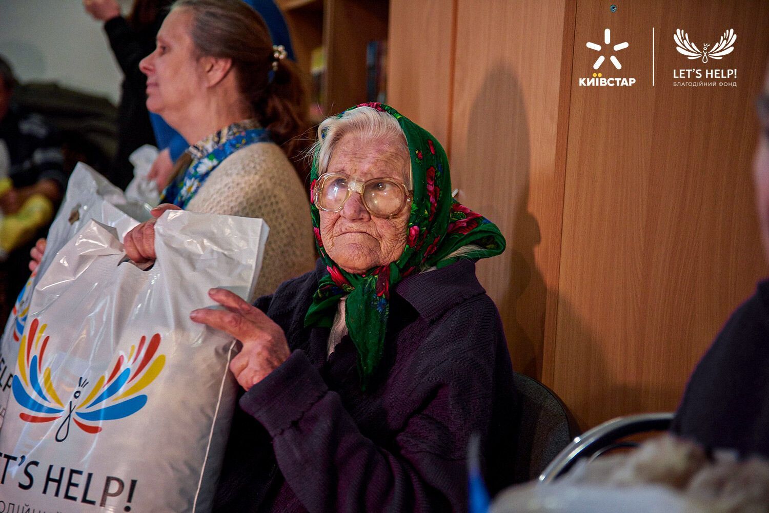 ''Киевстар'' вместе с волонтерами передали 1 млн грн на теплые вещи для пожилых людей