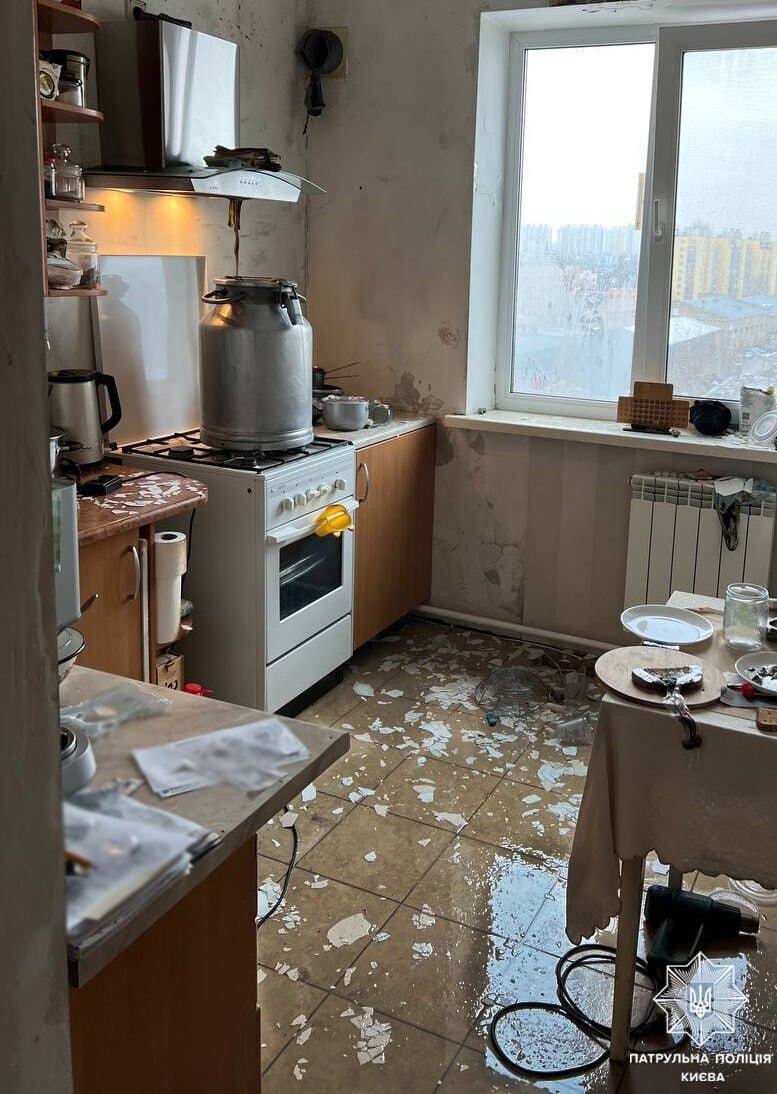 У Києві в квартирі багатоповерхівки вибухнув самогонний апарат: є постраждалий. Фото