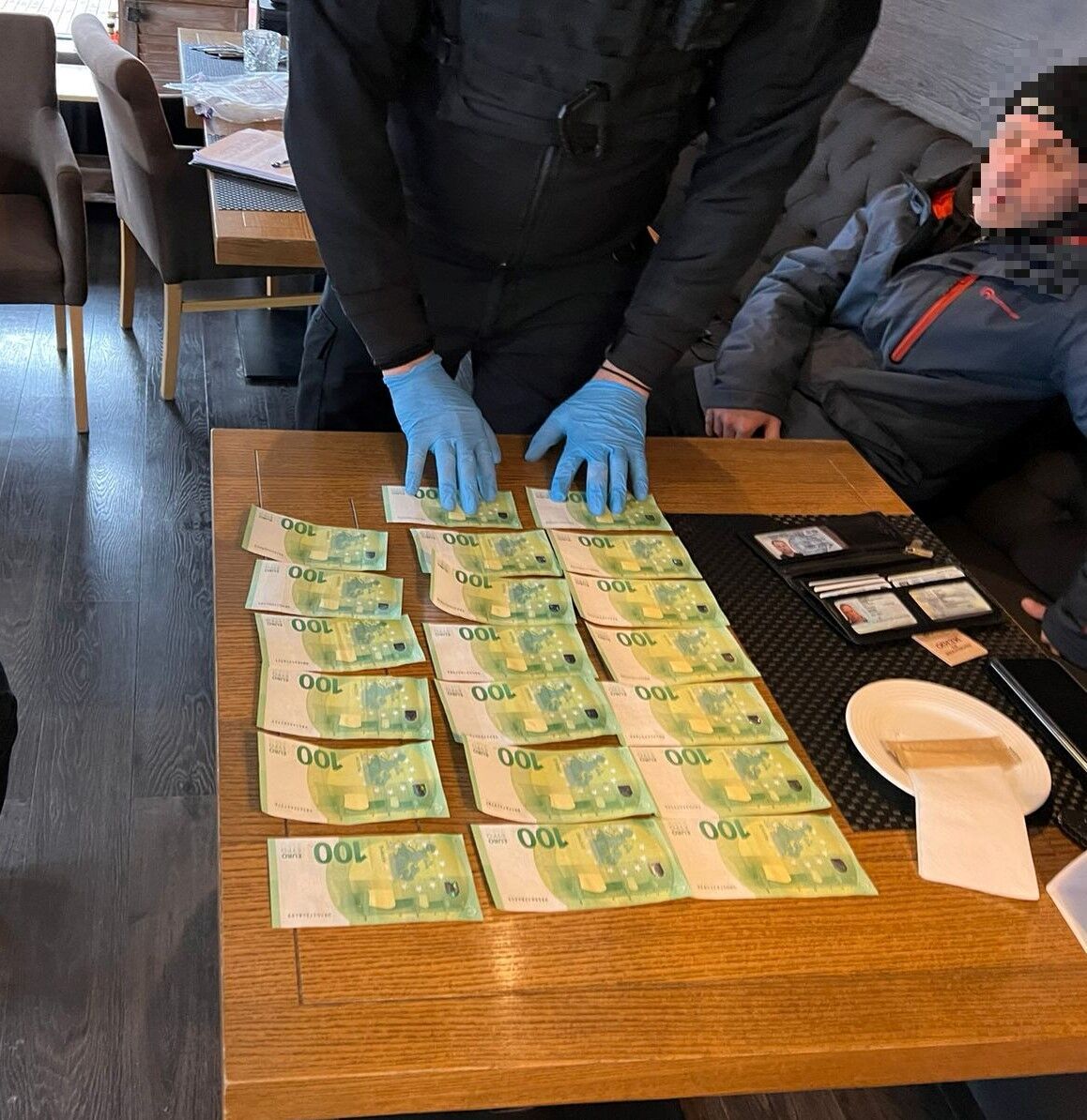У Києві затримали чоловіка, який за 2 тис. євро продавав доступ до конфіденційної інформації українців. Фото