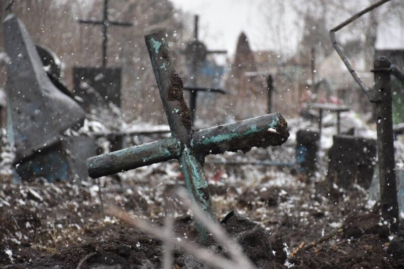 Оккупанты ударили по территории кладбища в Донецкой области