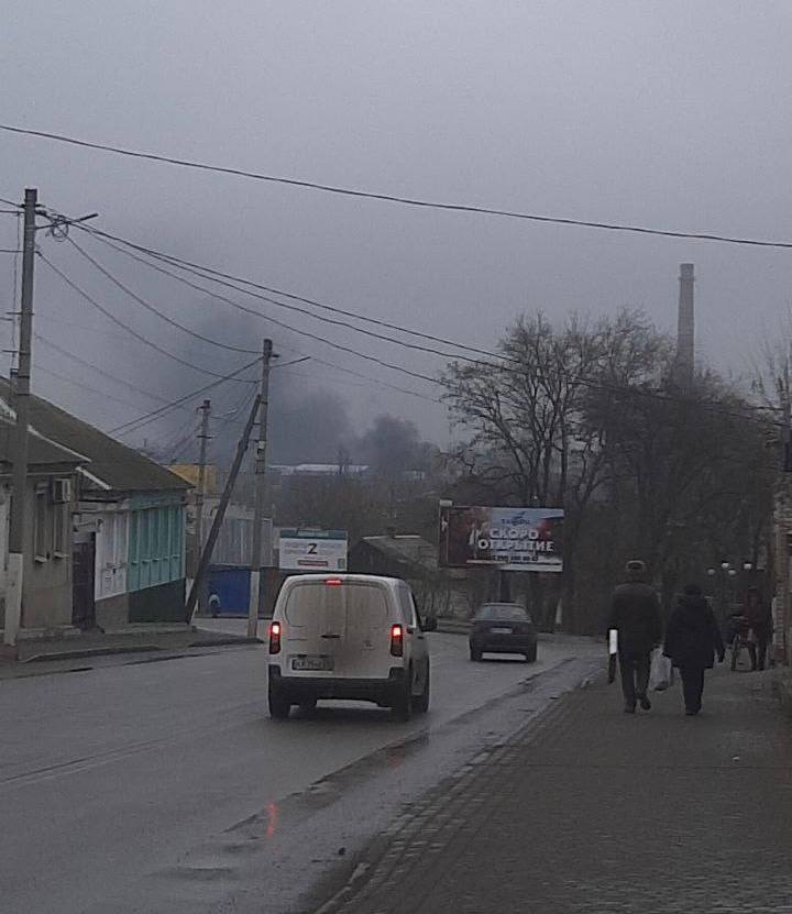 Дым со стороны базы российских оккупантов