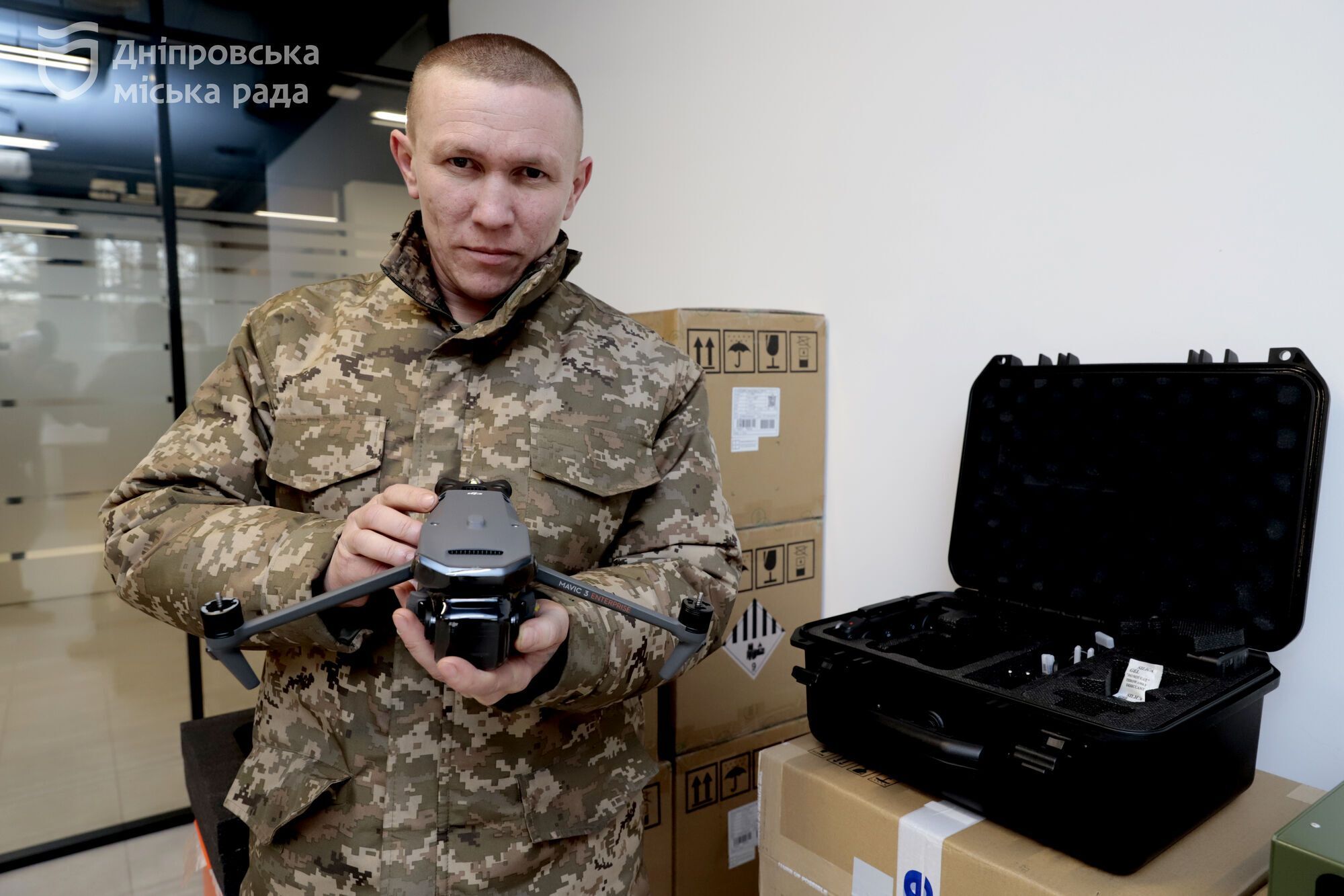 Дніпро передав бійцям на передову дрони та радіостанції