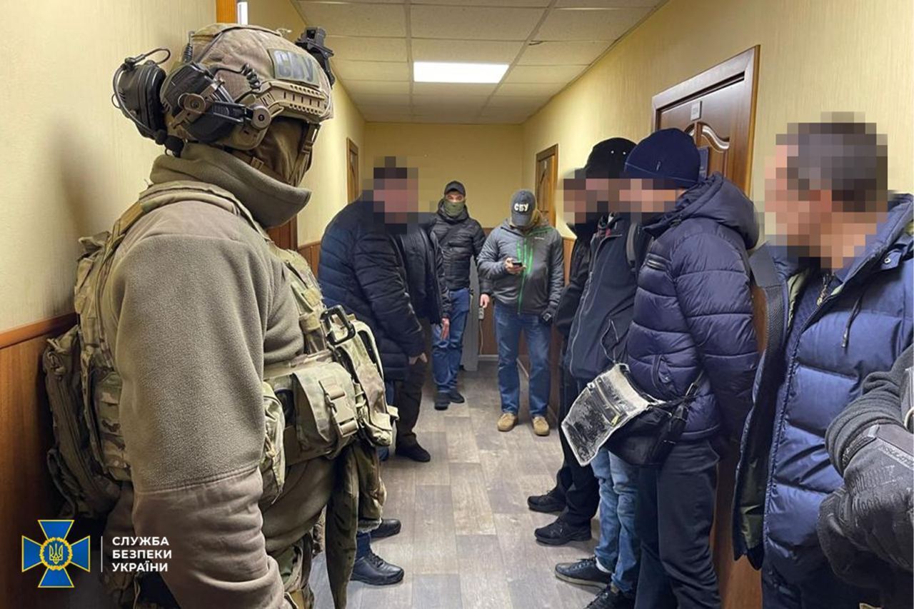 У Києві викрили топпосадовців "міграційки", які "кришували" проституцію: прибутки сягали понад 50 мільйонів щомісяця. Фото