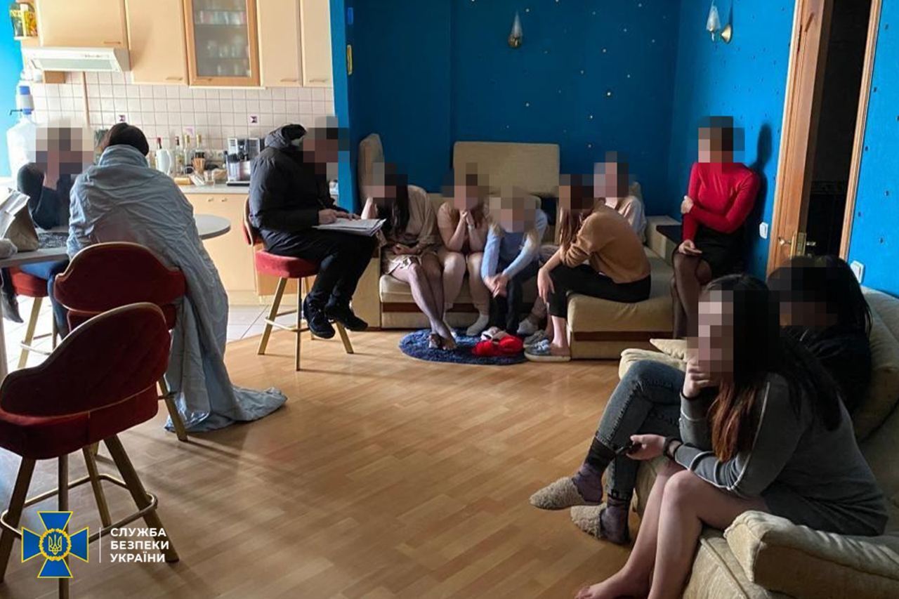 У Києві викрили топпосадовців "міграційки", які "кришували" проституцію: прибутки сягали понад 50 мільйонів щомісяця. Фото