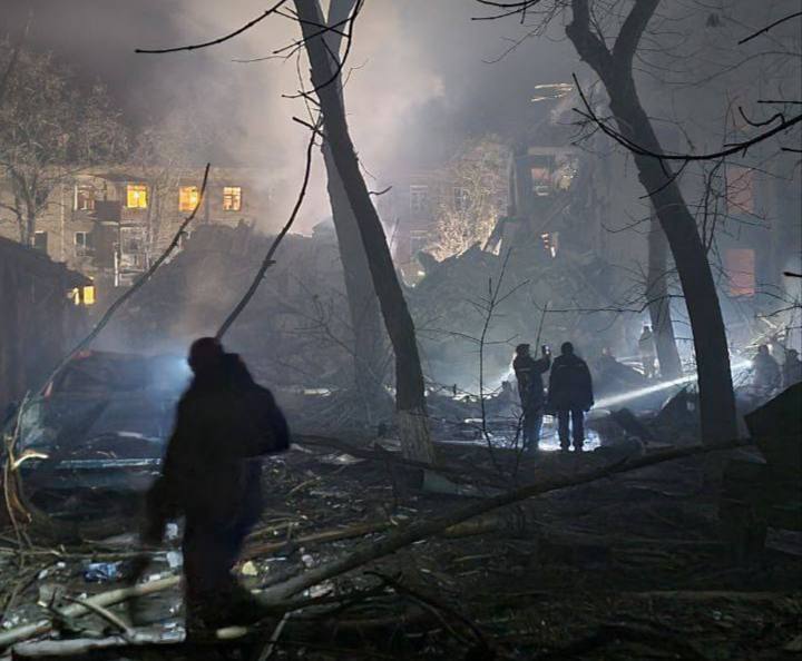 ''Одного під'їзду немає, чути крики про допомогу'': окупанти вдарили по 4-поверхівці в Краматорську, є загиблі та поранені. Фото