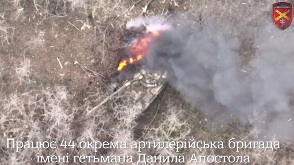 Точно в цель: украинские артиллеристы уничтожили группу оккупантов и вражеский танк. Видео