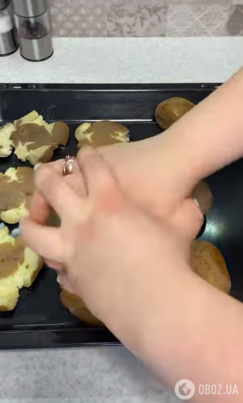 Самая трендовая идея приготовления хрустящего запеченного картофеля: чистить не придется