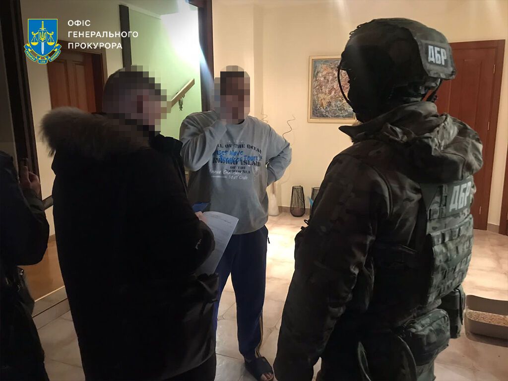 Трьом чиновникам Міноборони, які відповідали за закупівлі для армії, повідомили про підозру. Фото і відео