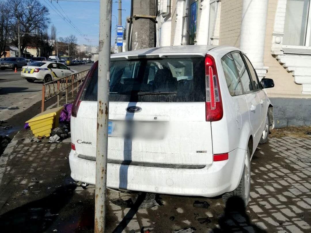 На Киевщине легковушка в результате ДТП выехала на тротуар и врезалась в дом: есть пострадавший. Фото