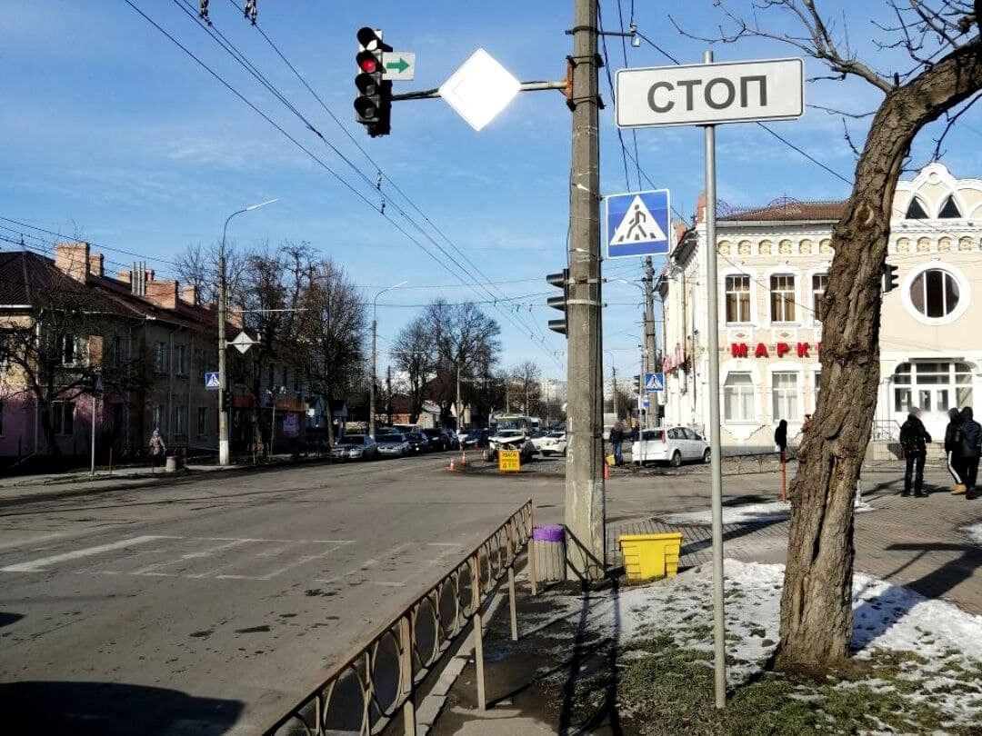 На Киевщине легковушка в результате ДТП выехала на тротуар и врезалась в дом: есть пострадавший. Фото