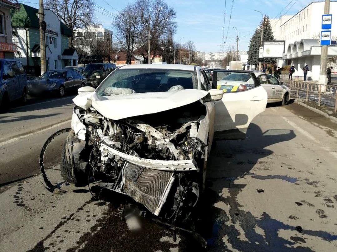 На Київщині легковик внаслідок ДТП виїхав на тротуар та врізався в будинок: є постраждалий. Фото