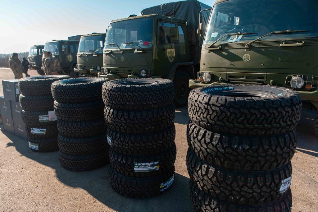 Бригада морской пехоты получила грузовики и ''старлинки'' от Порошенко