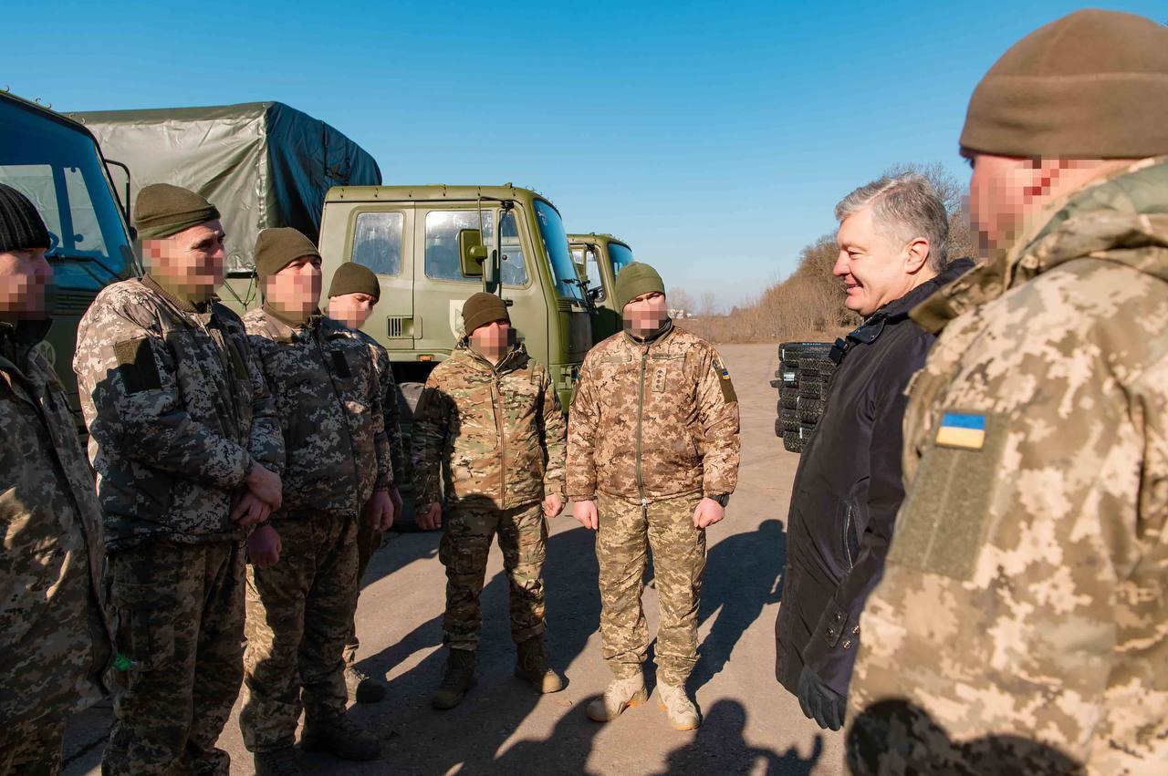 Бригада морской пехоты получила грузовики и ''старлинки'' от Порошенко