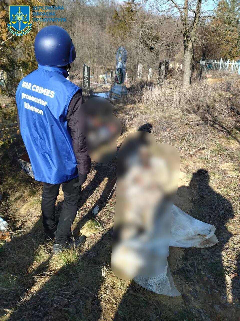 В Херсонской области эксгумировали тела двух мирных жителей, убитых оккупантами на собственном дворе. Фото