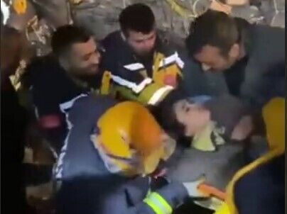В Турции спустя 90 часов после землетрясения из-под завалов вытащили ребенка. Видео