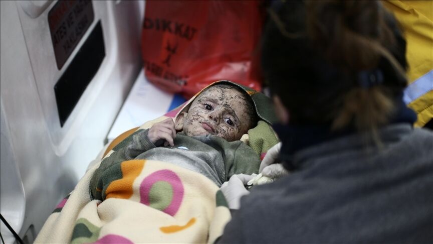 У Туреччині врятували 1,5-річного малюка та його 7-річного брата, які провели під уламками зруйнованого землетрусом будинку 105 годин. Фото