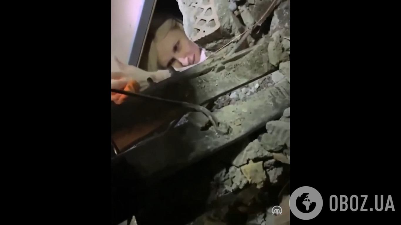 В Туреччині з-під завалів врятували українку Олену Акгьол і її сина
