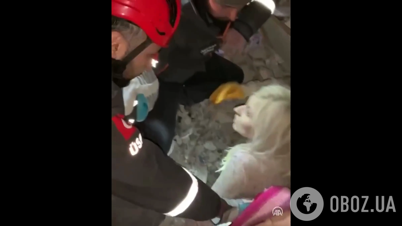 В Турции из-под завалов спасли украинку и ее сына