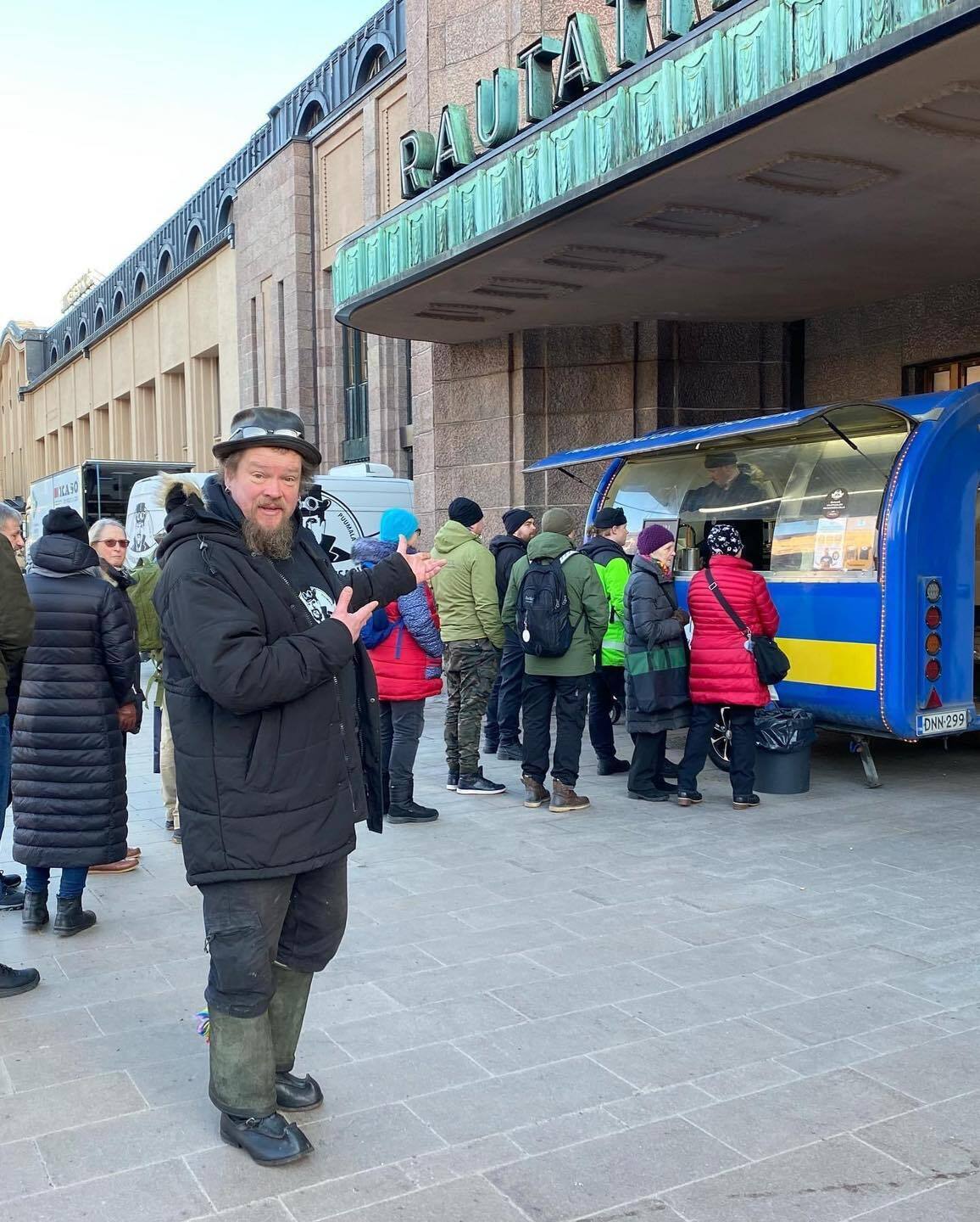 Фінський актор, який прославився у РФ, продає борщ з пампушками, щоб допомогти Україні. Фото 