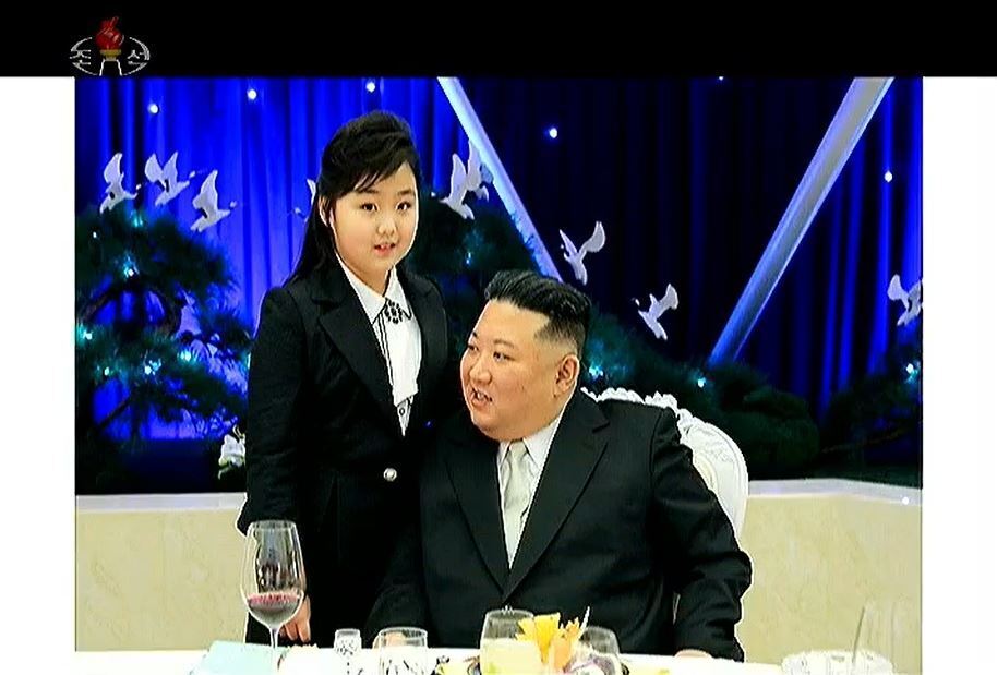 Кім Чен Ин почав з'являтися на публіці із 9-річною донькою: вона може стати його спадкоємицею. Фото