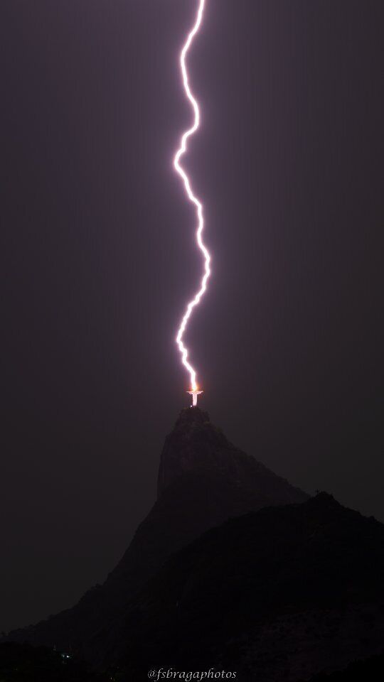 Фотограф Фернандо Брага заснял момент попадания молнии в статую Христа