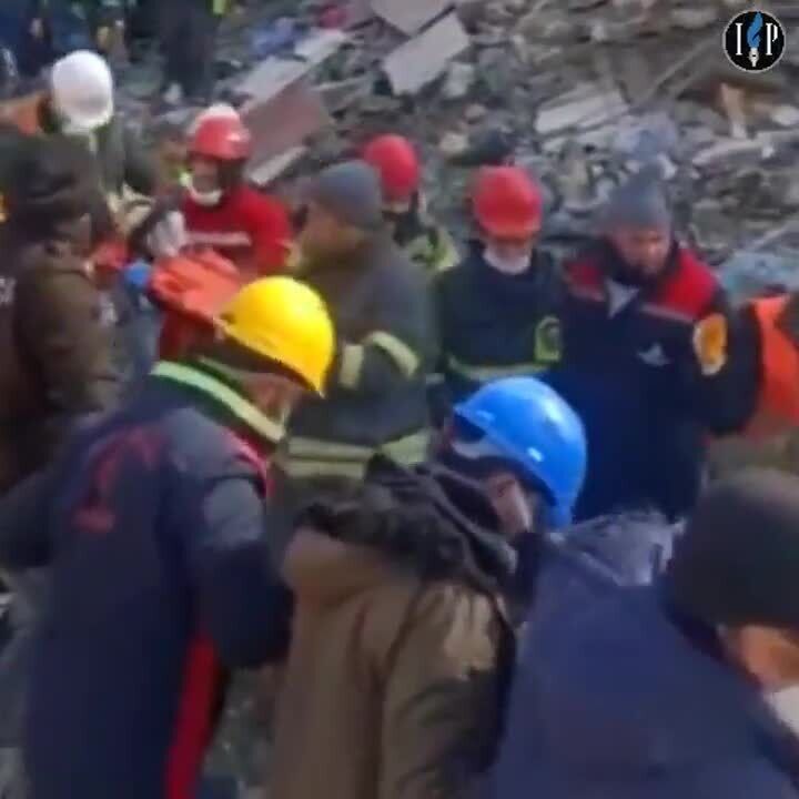 Справжнє диво: у Туреччині з-під завалів будинку через 128 годин після землетрусу врятували двомісячну дитину. Фото і відео