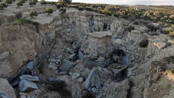 В Турции после землетрясения образовался разлом глубиной 30 метров. Фото и видео