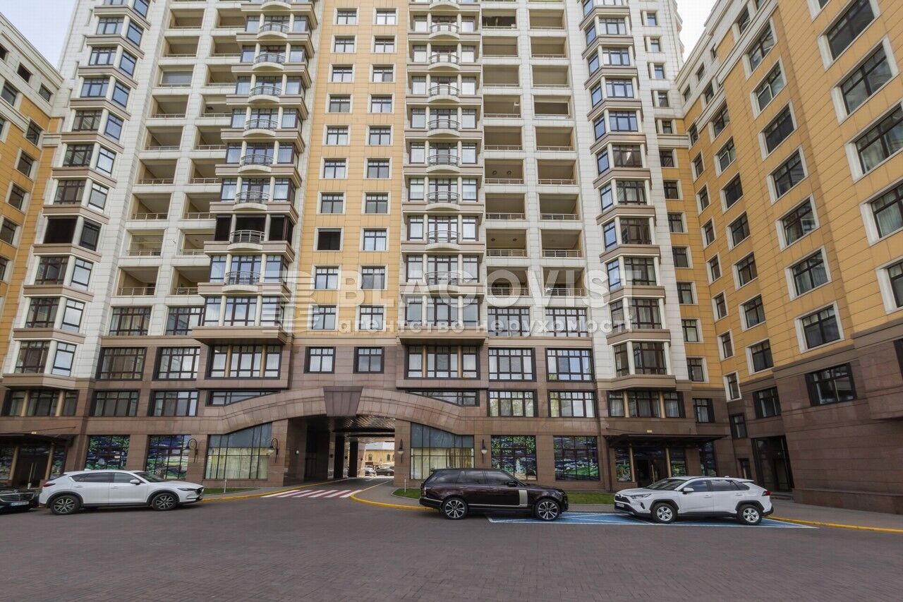 У Києві за 137,55 млн грн продають 4-кімнатну квартиру