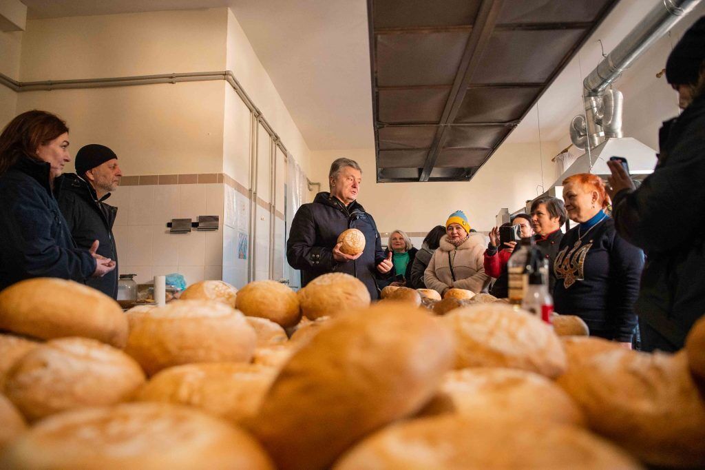 Хлеб непокоренного города: Порошенко привез на блокпост в Херсоне волонтерский хлеб