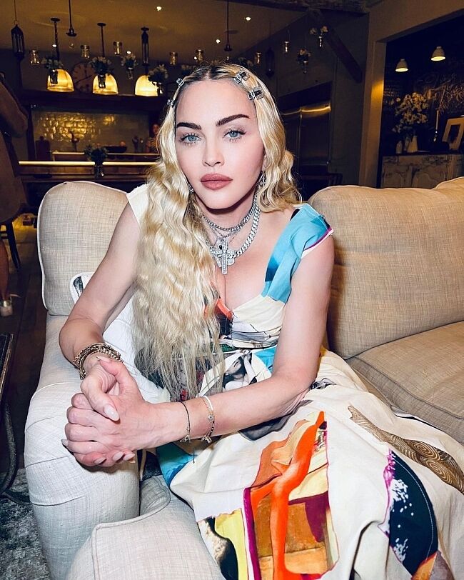 В розовой ковбойской шляпе: Мадонна, ставшая поклонницей украинского дизайнера, удивила модным выбором. Фото  