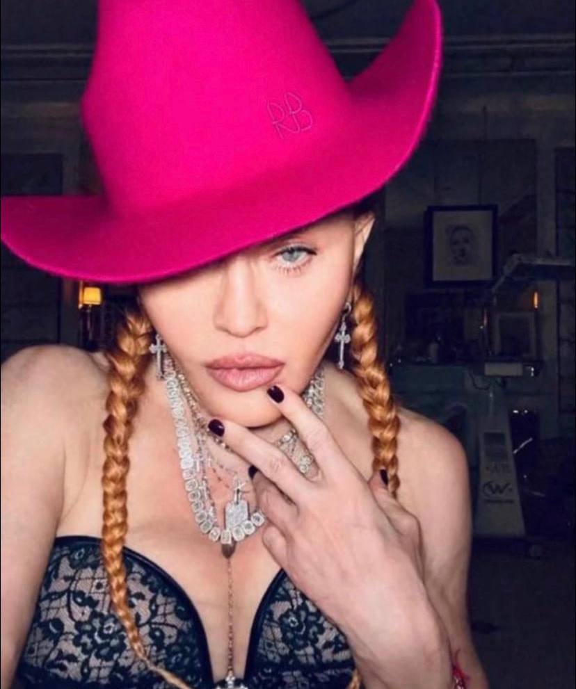 У рожевому ковбойському капелюсі: Мадонна, яка стала шанувальницею українського дизайнера, здивувала модним вибором. Фото