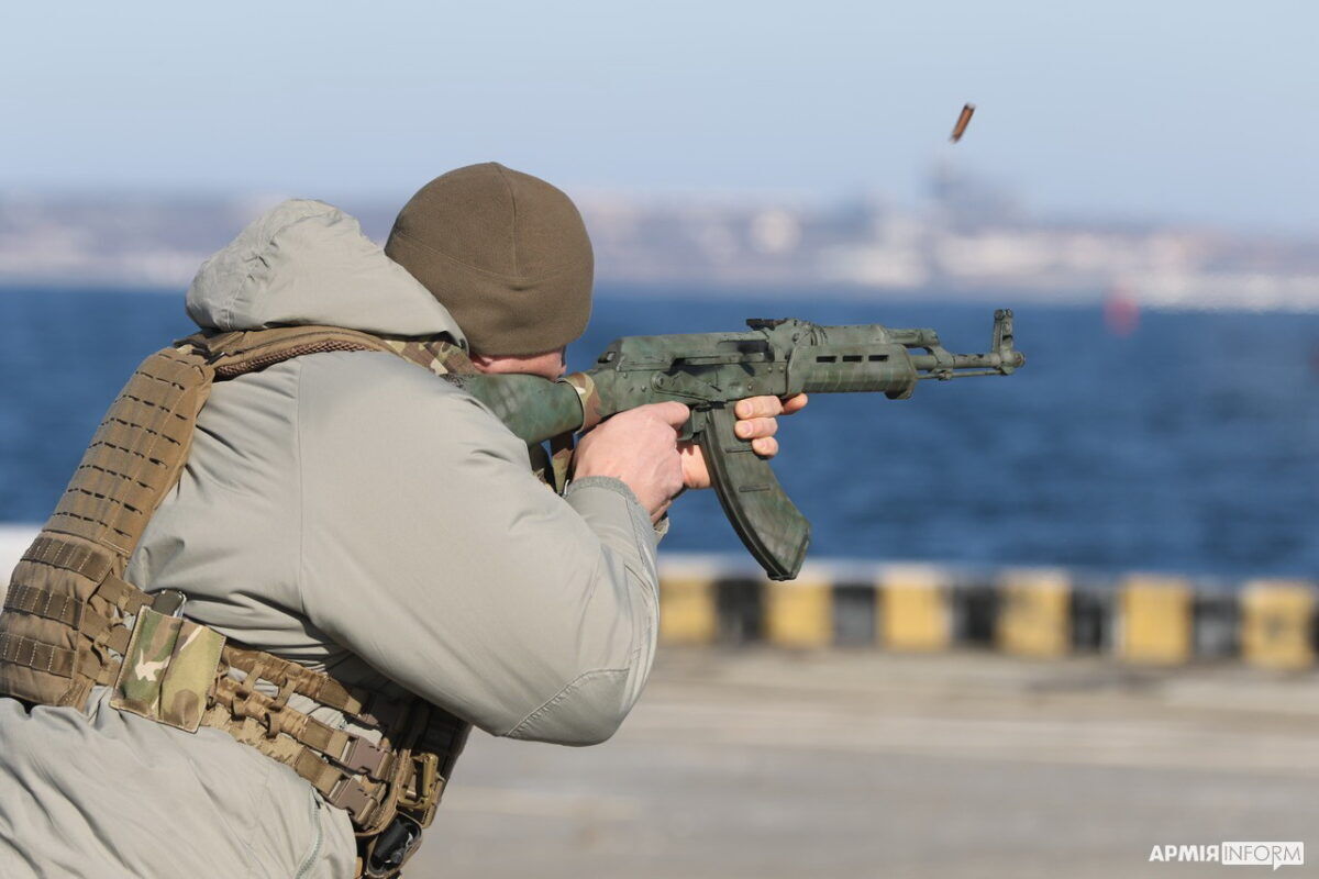 Военные элитного подразделения ВМС показали, как тренируются уничтожать надводные цели. Видео