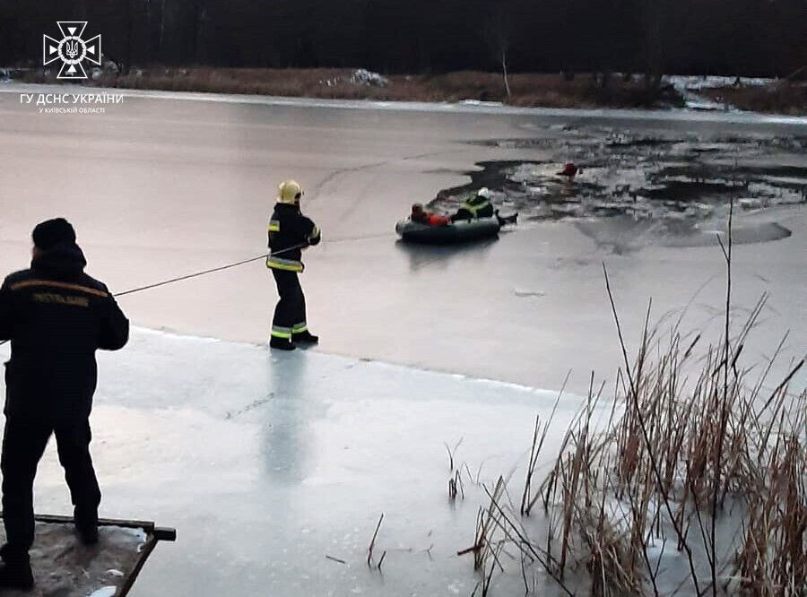 В Киевской области под лед провалились двое мужчин: одного удалось спасти. Фото и видео