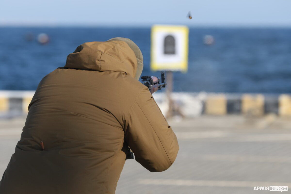 Військові елітного підрозділу ВМС показали, як тренуються знищувати надводні цілі. Відео