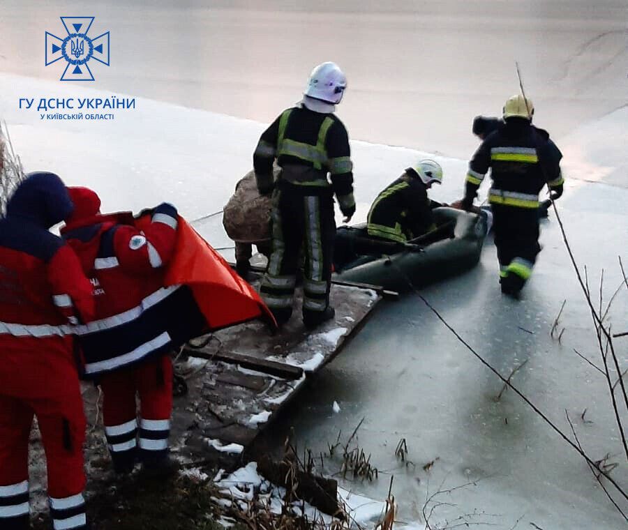 В Киевской области под лед провалились двое мужчин: одного удалось спасти. Фото и видео