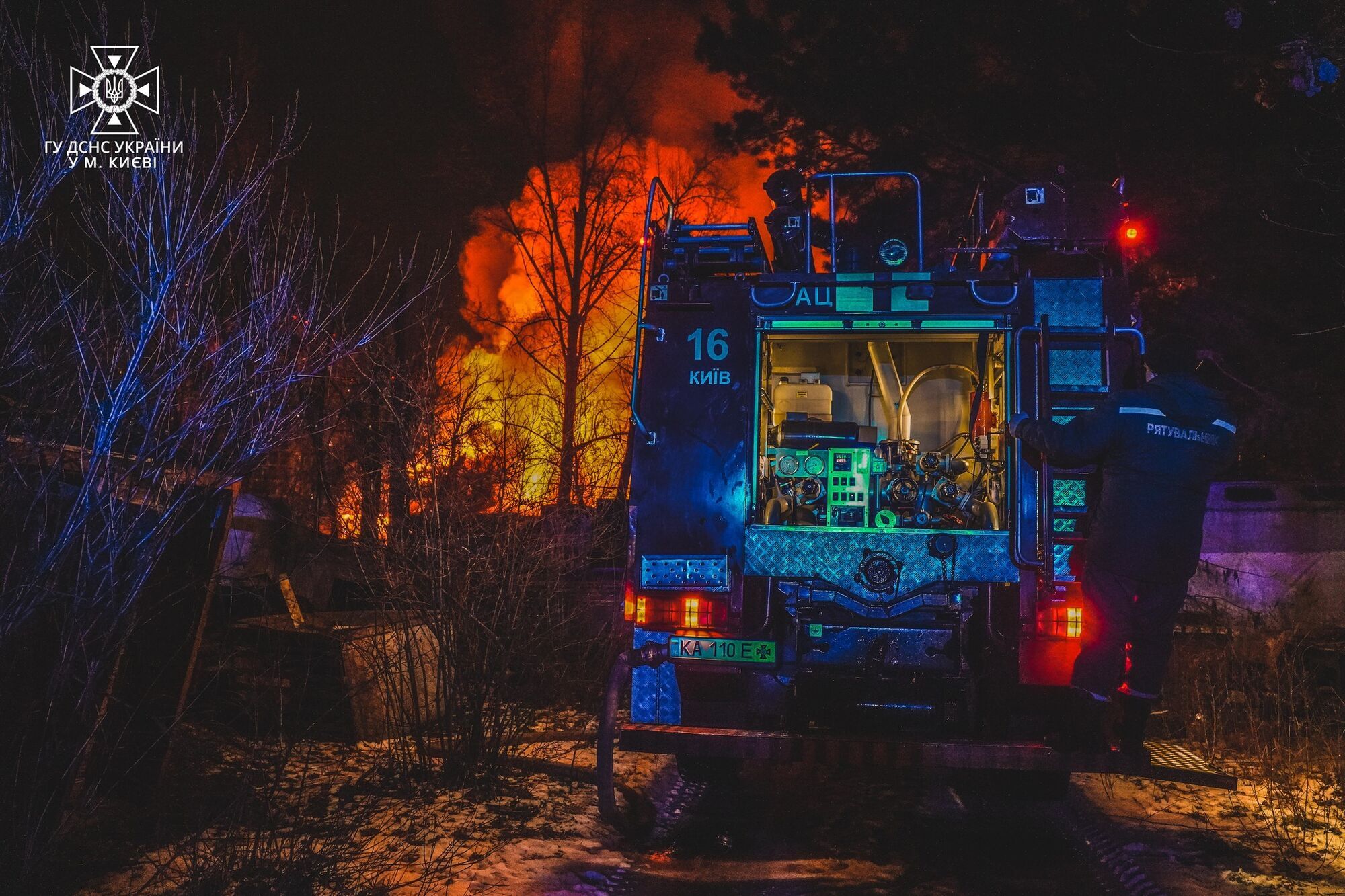 В Киеве произошел масштабный пожар на территории Гидропарка. Фото и видео